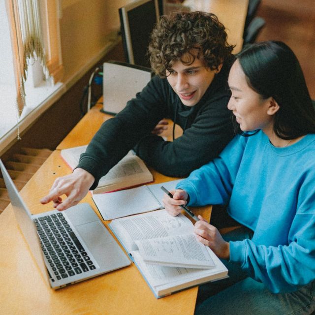 Living at VERVE, you never have to worry about wasting time on the commute to the library 📚 With our 24/7 private and group study rooms, you can fit in all the last-minute study sessions you need to ace your finals! 💯